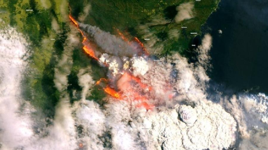 Incêndio em Bateman Bay, na Austrália, no dia 31 de dezembro, foi captado pelo satélite Sentinel 2 - Reprodução/Twitter/Copernicus EMS - Sentinel 2/ESA