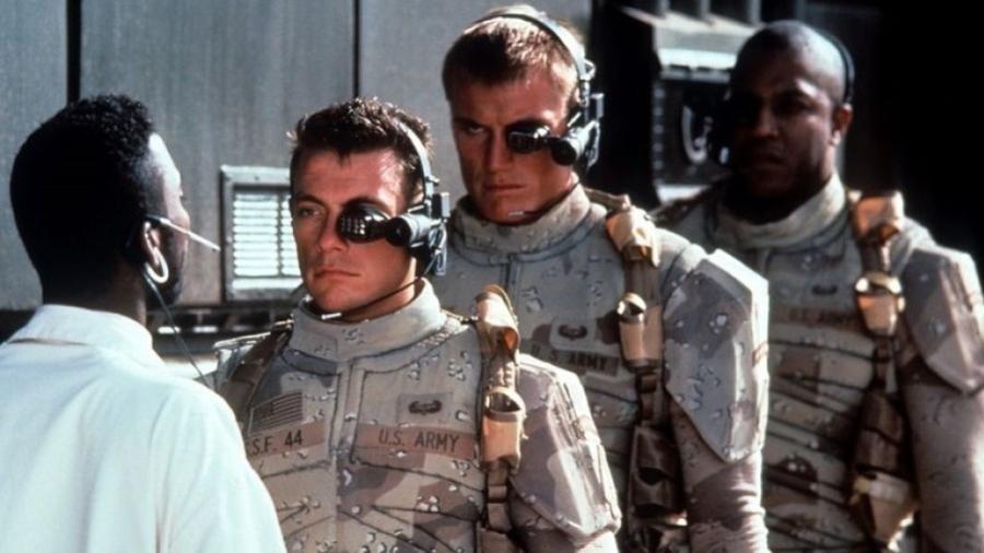 Jean-Claude Van Damme e Dolph Lundgren em cena de Soldado Universal - Divulgação/IMDb