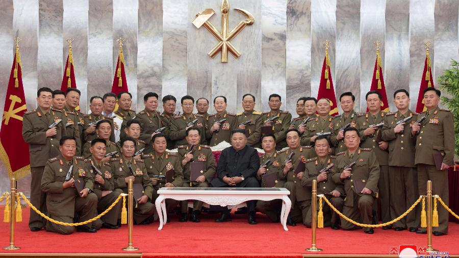 Kim Jong Un distribui pistolas comemorativas a dezenas de generais e oficiais  - KCNA via REUTERS