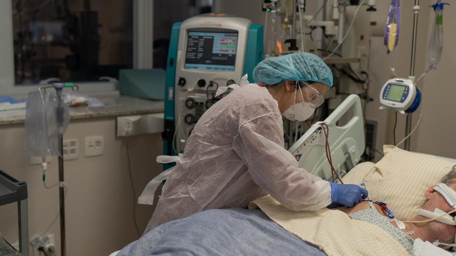 29.abr.2020 - Enfermeira faz atendimento a paciente de Covid-19 na UTI do Hopistal Albert Einstein em São Paulo - Avener Prado/UOL