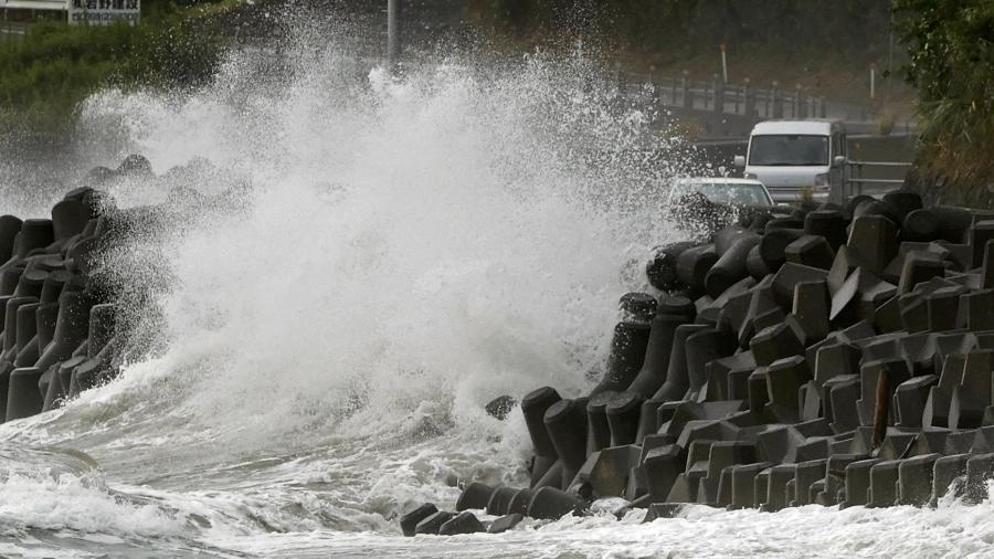 Ondas estouram na costa de cidade de Kagoshima; a previsão é de que a tempestade carregue ventos até 216 km/h na segunda-feira - KYODO/REUTERS
