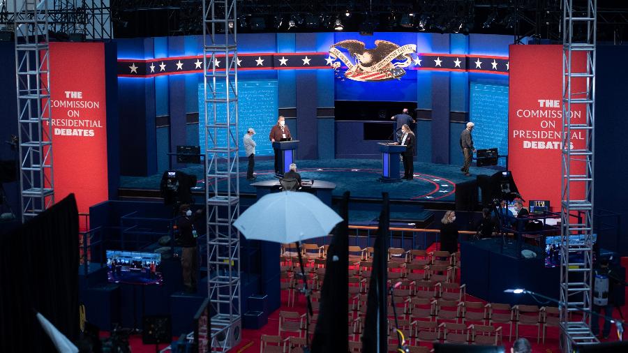 Funcionários fazem últimos ajustes para o primeiro debate presidencial entre Donald Trump e Joe Biden - Saul Loeb/AFP