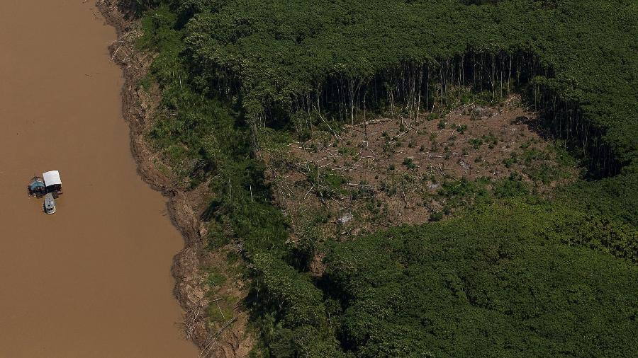 7.ago.2020 - Balsas de garimpo são vistas no rio Madeira, próximo a Porto Velho - Bruno Kelly/Amazônia Real