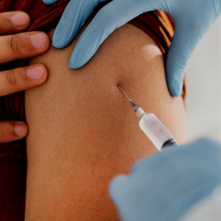  Testes clínicos realizados até o momento pelos laboratórios avaliaram apenas os efeitos da vacina em adultos - Freepik