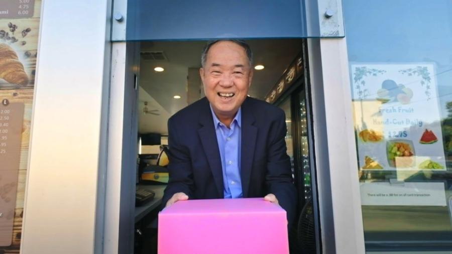 Ted com a icônica caixa de donuts rosa que ele popularizou - GREENWICH ENTERTAINMENT