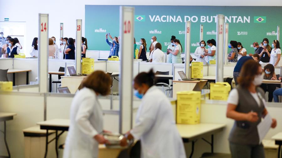Médicos e enfermeiros do Hospital das Clínicas de São Paulo começam a ser vacinados no Centro de Convenções Rebouças - Marcelo Justo/UOL