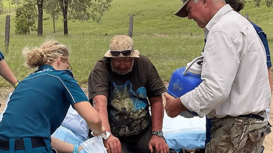 Paramédicos prestam atendimento a Robert Weber; autoridades disseram que ele está bem - Queensland Police