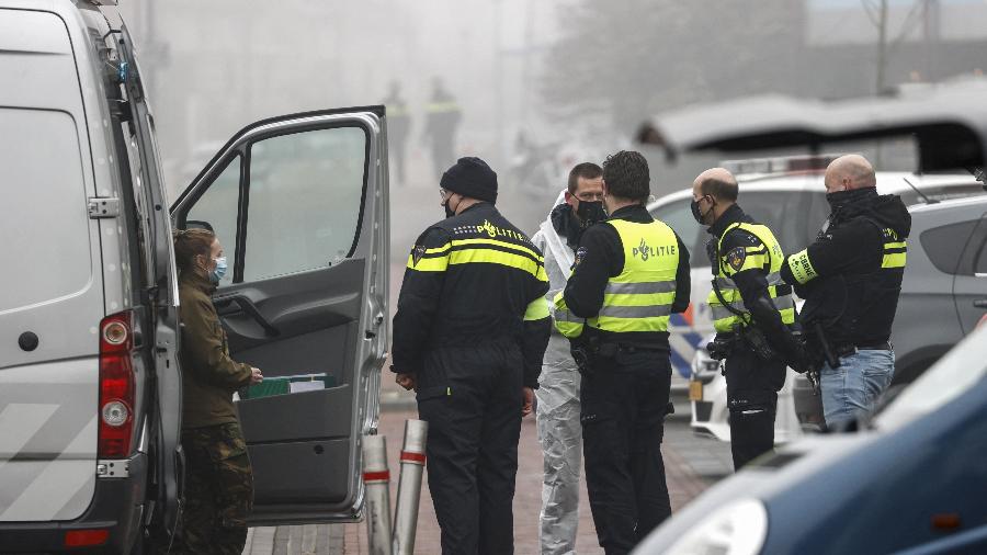 Policiais no local onde ocorreu explosão perto de centro de teste de covid-19 em Bovenkarspel, na Holanda - Koen van Weel/AFP