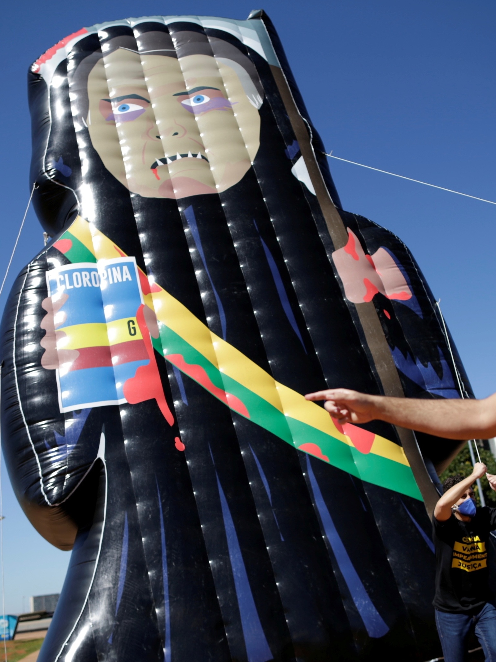 Manifestantes erguem boneco inflável de Bolsonaro e pedem impeachment