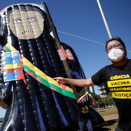 Manifestantes levam boneco inflável gigante de Bolsonaro para Esplanada dos Ministérios, em Brasília - UESLEI MARCELINO/REUTERS