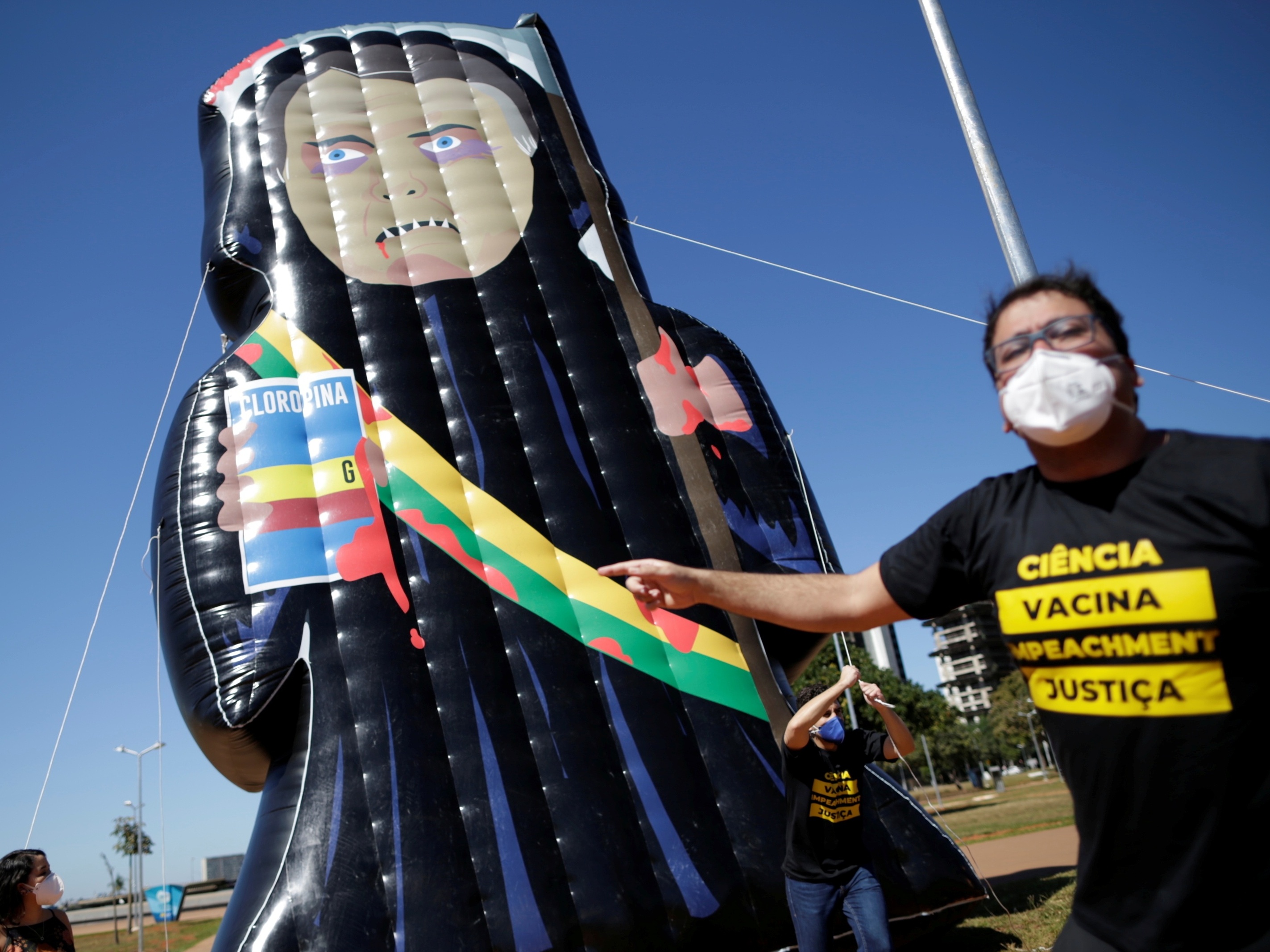 Manifestantes erguem boneco inflável de Bolsonaro e pedem impeachment