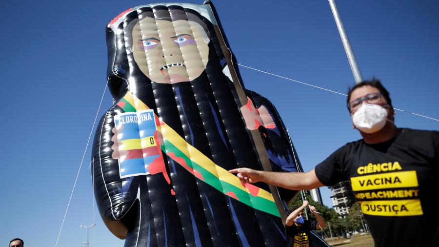 O boneco é chamado pelos manifestantes de "cloroquino" ou "capitão cloroquino" - UESLEI MARCELINO/REUTERS