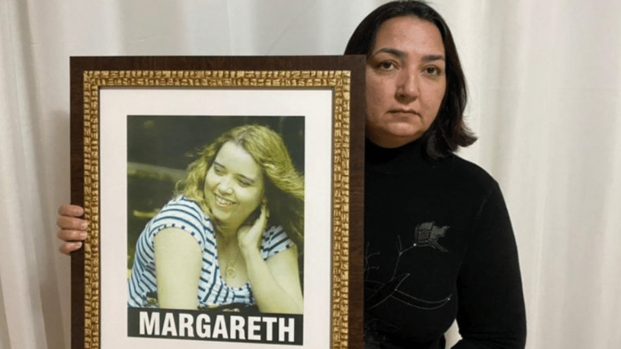 Ruth Mendes segura quadro com foto da irmã, Margareth, que morreu em 2018 após passar meses sem remédio para tratar a doença rara HPN ? mesmo com uma ordem judicial para ter o remédio - Arquivo pessoal