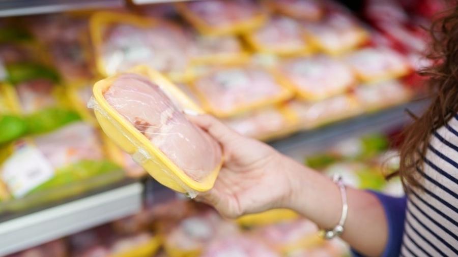 Segundo Associação Paulista de Supermercados, frango ficou 8,6% mais caro em agosto nos supermercados paulistanos - Getty Images