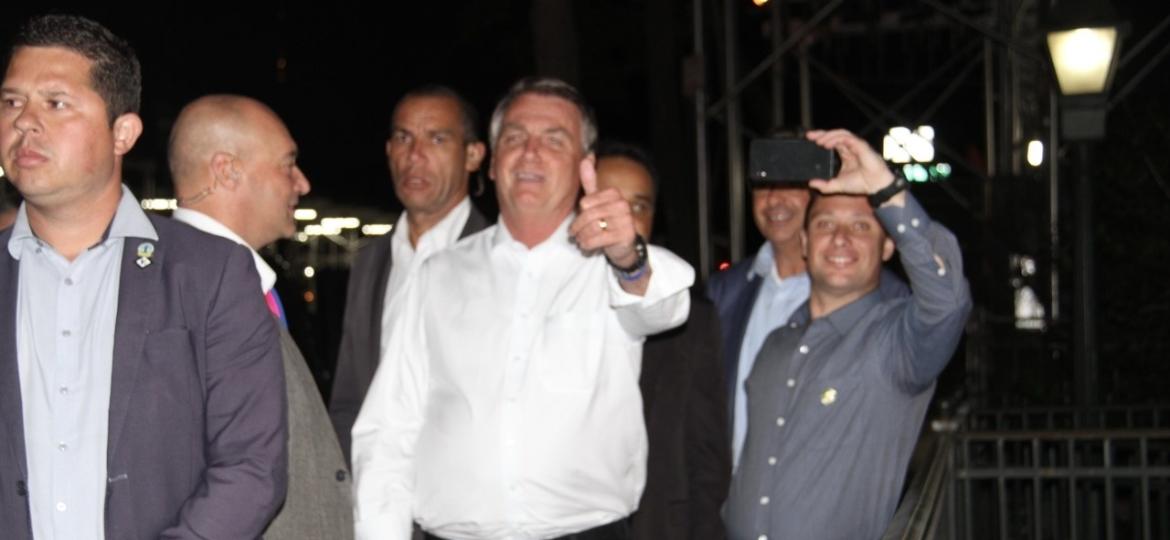 Bolsonaro chega a jantar e é recebido por grupo de manifestantes - NIYI FOTE/THENEWS2/ESTADÃO CONTEÚDO