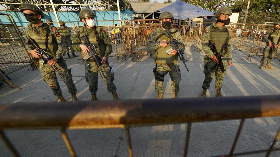 Membros do Exército equatoriano guardam exterior de prisão em Guayaquil, no Equador