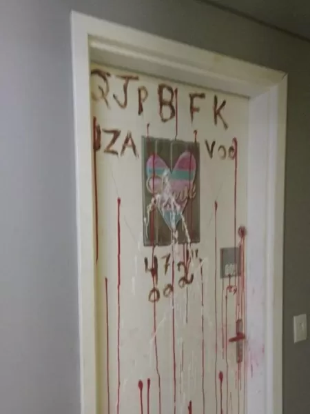 Morador escreveu com tinta vermelha na porta do próprio apartamento - Reprodução - Reprodução