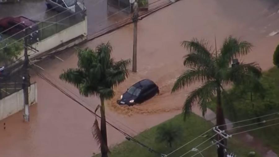 Chuva da tarde alagou diversos bairros da capital São Paulo nesta segunda-feira (13) - Reprodução/ TV Bandeirantes