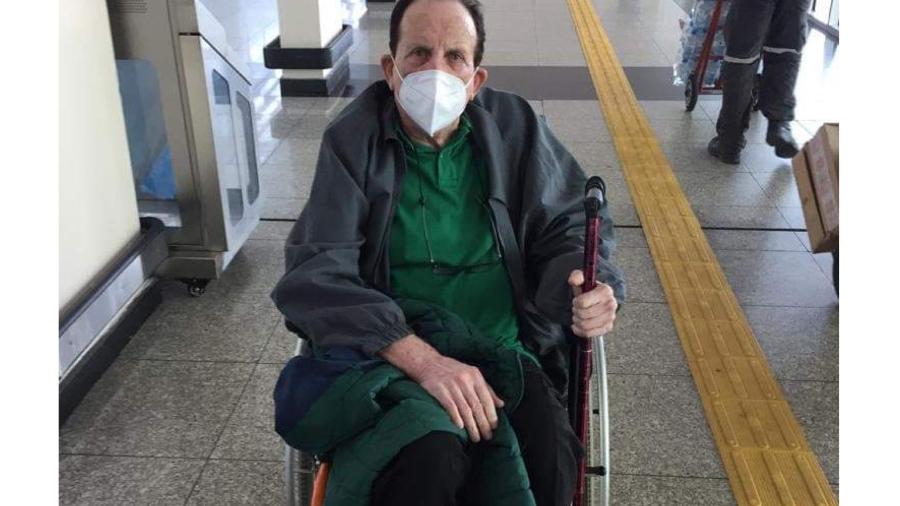 Nilton, de 83 anos, possui problema na perna e por isso precisa de cadeira de rodas; ele tinha embarque prioritário - Reprodução/ Arquivo pessoal