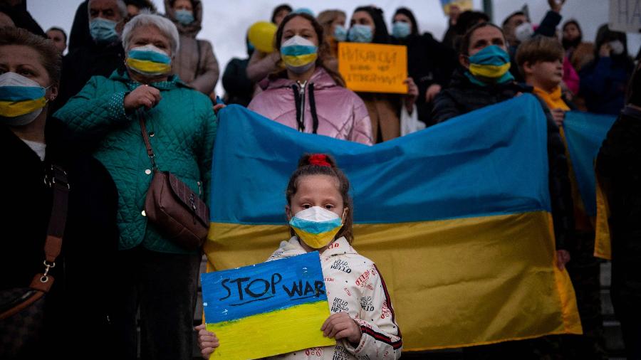 01.mar.22 - Crianças participam de protesto pró-Ucrânia em frente ao Parlamento Grego, em Atenas - Angelos Tzortzinis/AFP