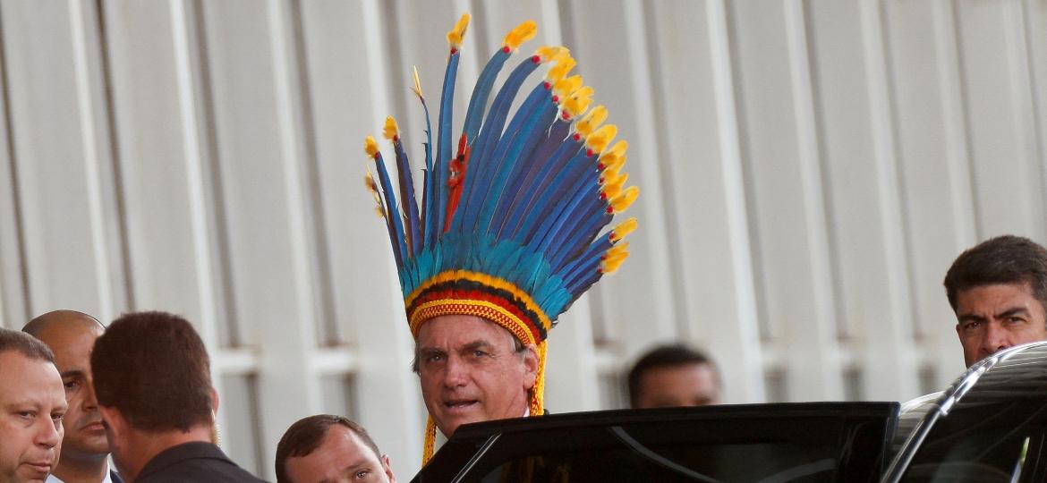 O ex-presidente, Jair Bolsonaro (PL), usa cocar após cerimônia em que recebeu a Medalha do Mérito Indígena, no Ministério da Justiça, em Brasília. - REUTERS / Adriano Machado