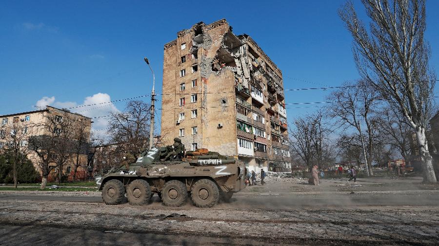 15.abr.2022 - Tropas pró-Rússia em veículo blindado em Mariupol, na Ucrânia - Alexander Ermochenko/Reuters