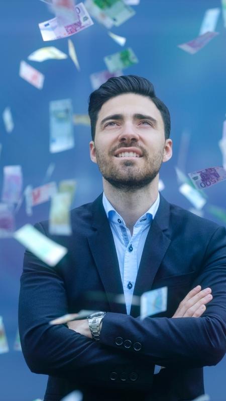 Investidor investimento investimentos dinheiro caindo dólar euro câmbio - iStock/gremlin