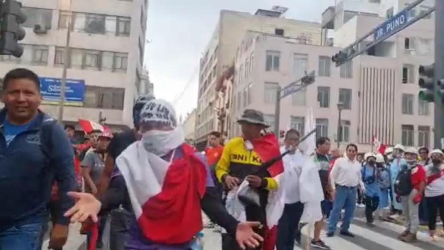 Repórter do site La República foge para não ser agredido por manifestantes no Peru - Reprodução/La República