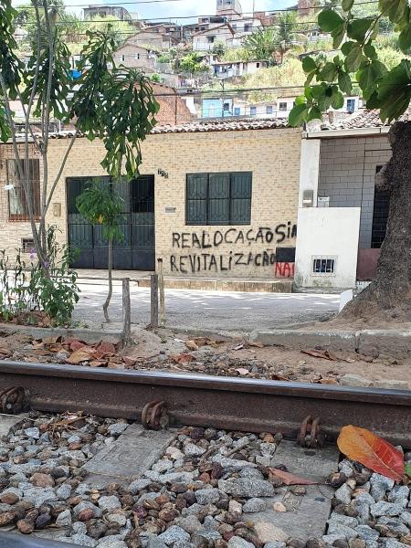 Pichação pede relocação de moradores do Flexal - Carlos Madeiro/UOL