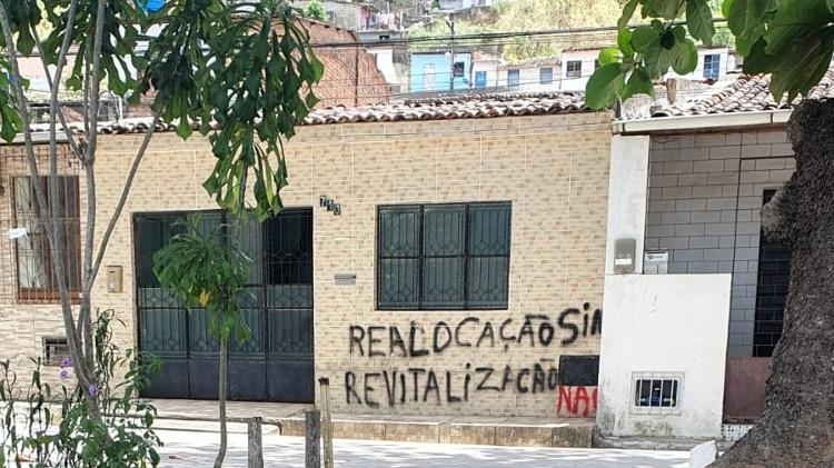 Pichação pede realocação de moradores do Flexal