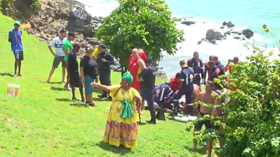 A mulher foi socorrida pelos bombeiros, mas não sobreviveu - Reprodução/TV Bahia