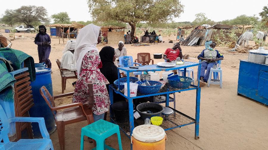 Conflito no Sudão corre o risco de virar um desastre à medida que vizinhos pobres lidam com uma crise de refugiados. - REUTERS/Mahamat Ramadane