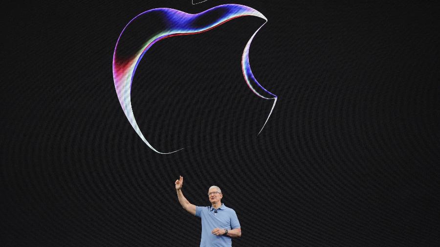 Tim Cook, CEO da Apple, gesticula durante apresentação da WWDC 2023, conferência anual para desenvolvedores organizada pela empresa em Cupertino, na Califórnia (EUA) Tim Cook, CEO da Apple, gesticula durante apresentação da WWDC 2023, conferência anual para desenvolvedores organizada pela empresa em Cupertino, na Califórnia (EUA)