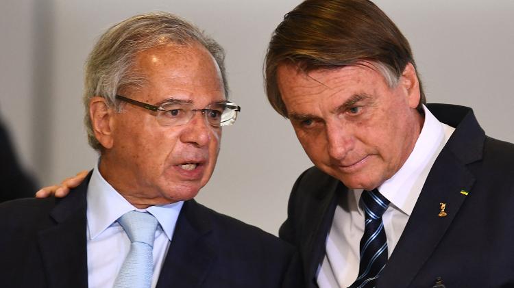 27.jun.22 - Paulo Guedes e o ex-presidente Jair Bolsonaro em evento no Palácio o Planalto