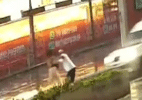 Homem empurra mulher para salvá-la de atropelamento no RJ e acaba atingido - Reprodução