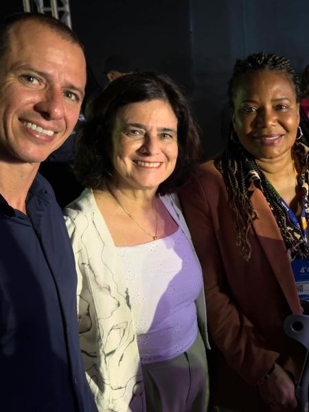 7.mar.2024 - A ministra da Saúde, Nísia Trindade (ao centro), o filho dela Marcio Sampaio e a ministra da Cultura, Margareth Menezes em evento em Brasília