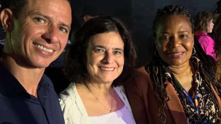 7.mar.2024 - A ministra da Saúde, Nísia Trindade (ao centro), o filho dela Marcio Sampaio e a ministra da Cultura, Margareth Menezes