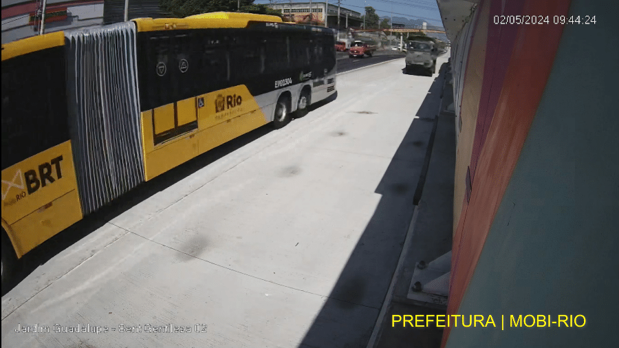 Momentos antes do caminhão atropelar o homem - Reprodução/BRT