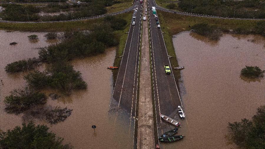 13mai.2024 - Rodovia em Porto Alegre após novas chuvas na capital gaúcha
