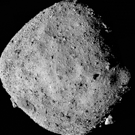 Imagem do asteroide Bennu: presença de fosfatos e outros minerais que passaram por alteração aquosa generalizada nas rochas coletadas pela sonda da Nasa evidenciam o passado oceânico do mundo de onde ele veio - NASA/Goddard/University of Arizona