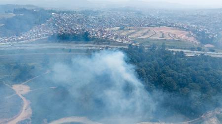 Incêndio em mata próxima ao bairro de Perus, margeando o Rodoanel em São Paulo