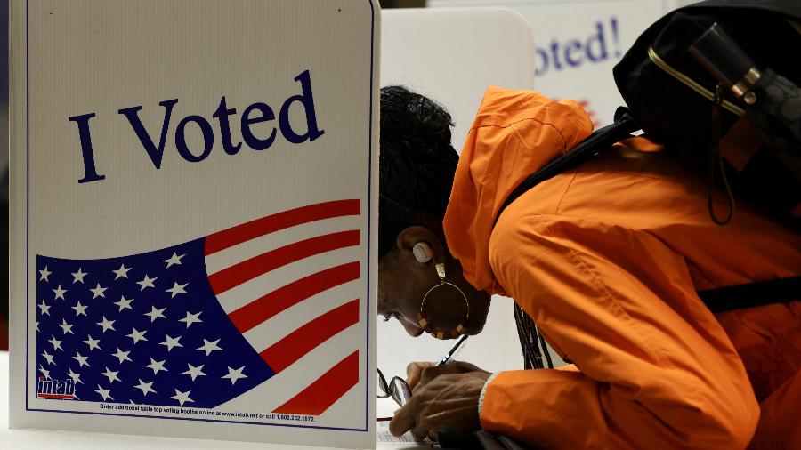 Mulher vota na Pittsburgh Manchester School, no estado da Pensilvânia