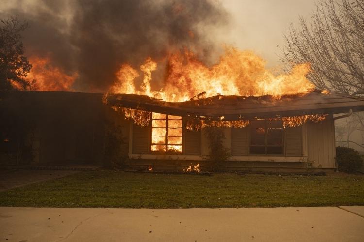 Casa é engolida pelo fogo durante incêndio florestal avança em Camarillo