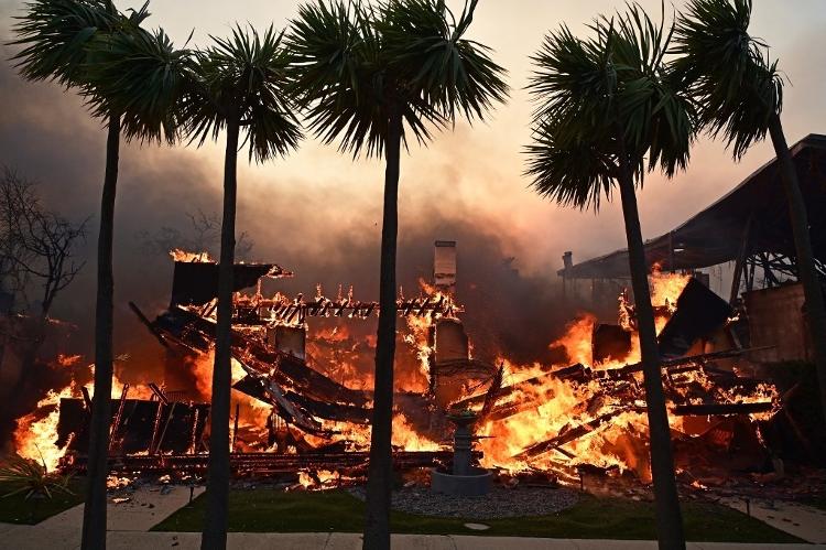 8.jan.2025 - Uma casa queima em Los Angeles devido aos incêndios florestais que atingem a Califórnia