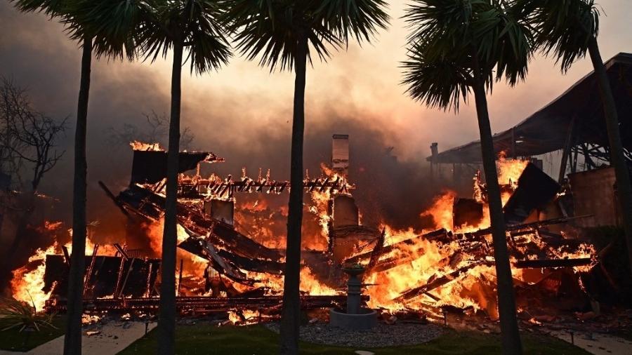 8.jan.2025 - Uma casa queima em Los Angeles devido aos incêndios florestais que atingem a Califórnia