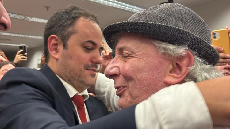 O deputado Glauber Braga (PSOL-RJ) recebe apoio do ator Marco Nanini durante a sessão no Conselho de Ética que vai decidir sobre a cassação de seu mandato O deputado Glauber Braga (PSOL-RJ) recebe apoio do ator Marco Nanini durante a sessão no Conselho de Ética que vai decidir sobre a cassação de seu mandato