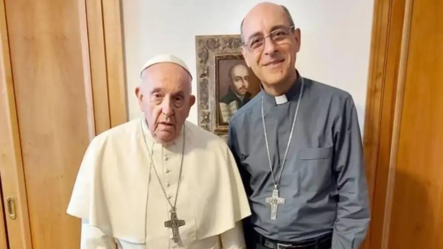 Papa Francisco ao lado de Victor Manuel "Tucho" Fernández, seu braço direito Papa Francisco ao lado de Victor Manuel "Tucho" Fernández, seu braço direito