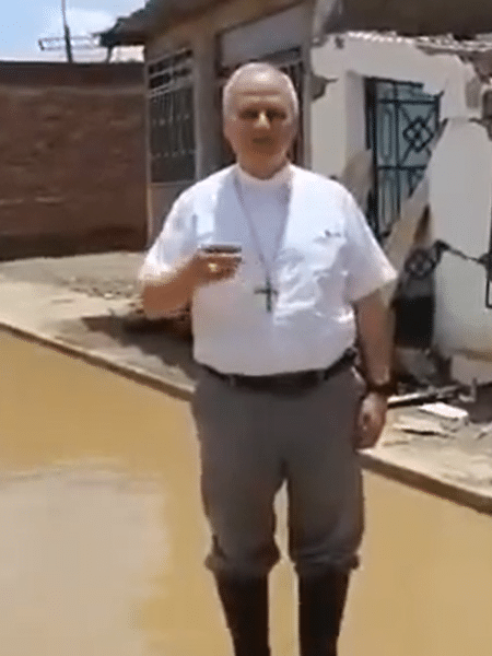 De galochas em meio à lama, Robert Prevost pede doações a vítimas de alagamentos na cidade de Chiclayo, no Peru, onde atuou como bispo De galochas em meio à lama, Robert Prevost pede doações a vítimas de alagamentos na cidade de Chiclayo, no Peru, onde atuou como bispo