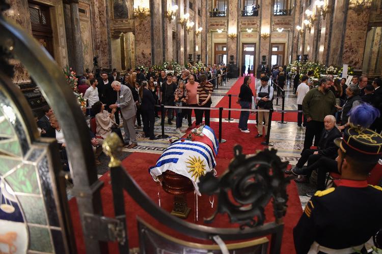Pessoas prestam suas homenagens enquanto Mujica é velado Pessoas prestam suas homenagens enquanto Mujica é velado