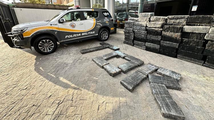 Mais de três toneladas de maconha apreendida em caminhão foi encaminhada para a perícia Mais de três toneladas de maconha apreendida em caminhão foi encaminhada para a perícia